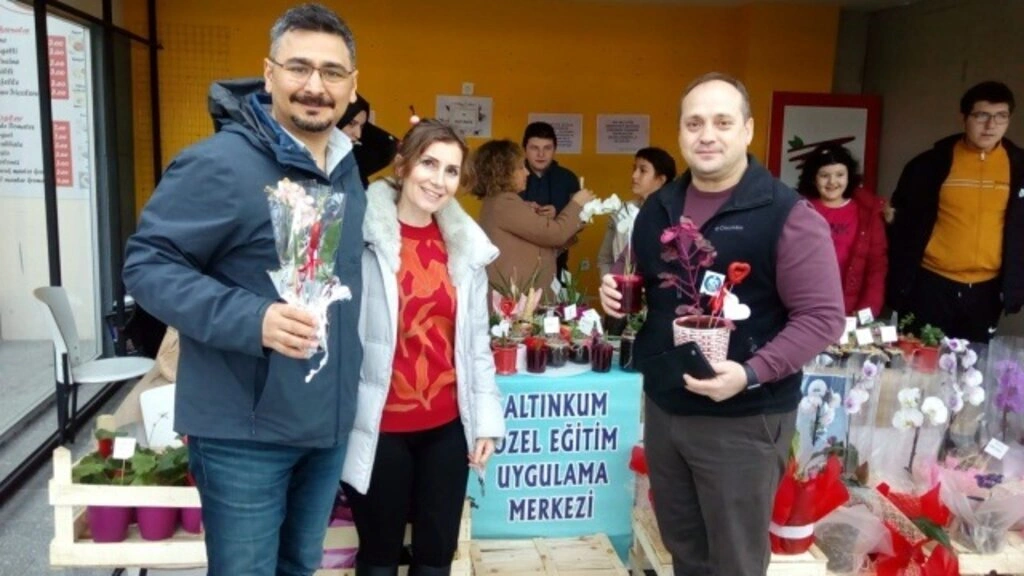 'Umudun Olduğu Yerde Mucizeler Çiçek Açar' sergisi açıldı