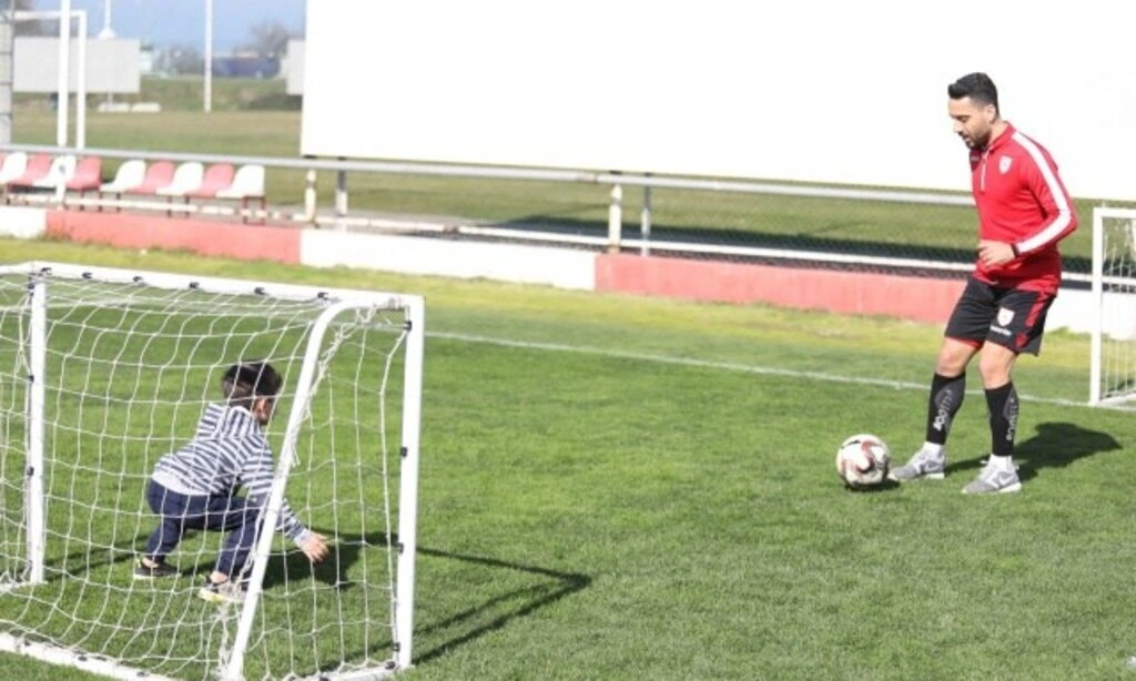 Yılmaz Özeren oğlu ile birlikte top oynadı