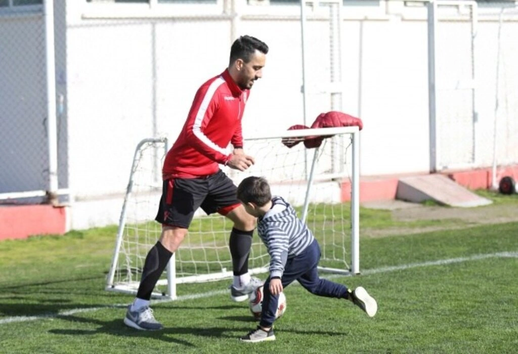 Yılmaz Özeren oğlu ile birlikte top oynadı