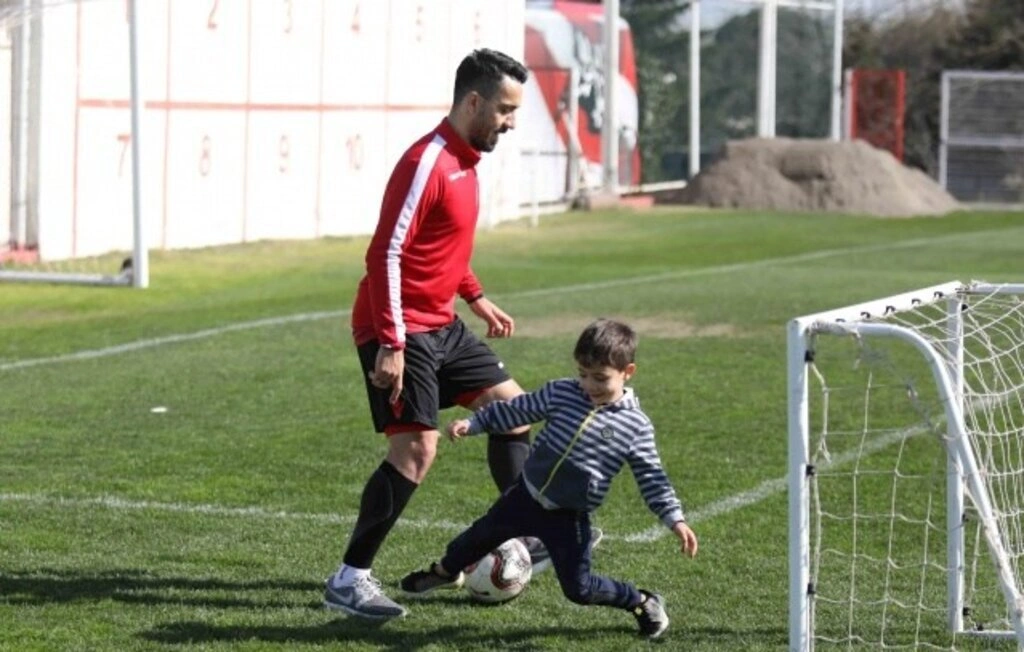 Yılmaz Özeren oğlu ile birlikte top oynadı