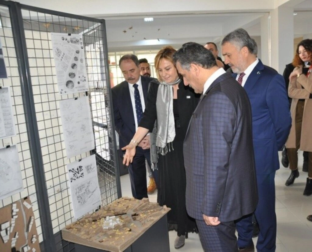 Mimarlık Fakültesi Öğrenci Projeleri Sergisi Açıldı