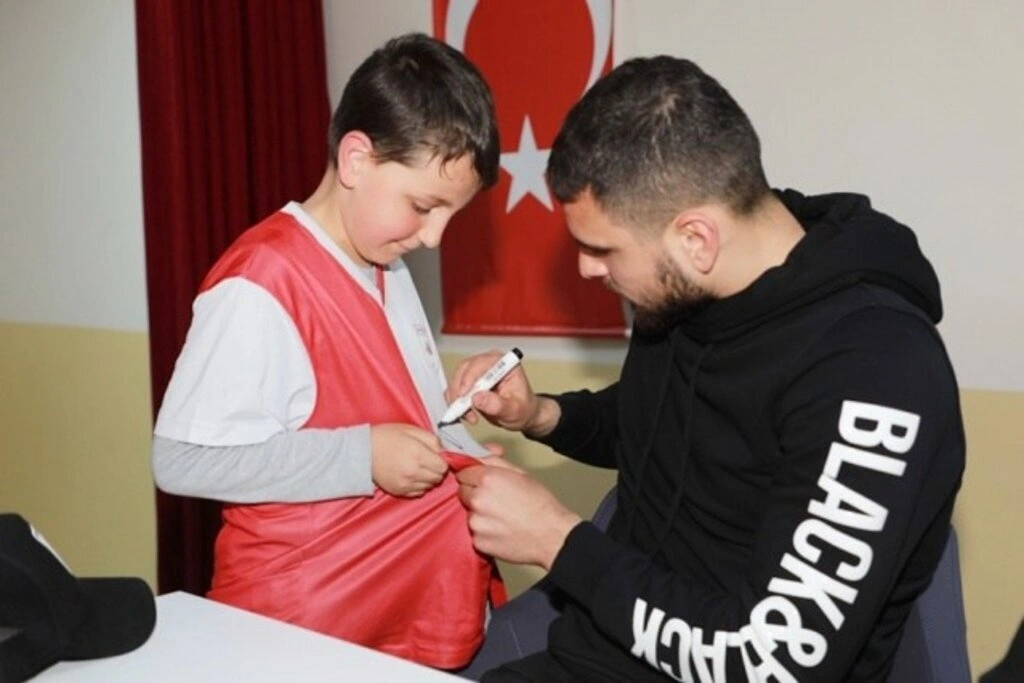 Samsunsporlu futbolcular Gökgöl Şehit Mahir Emen İlkokulu'nda