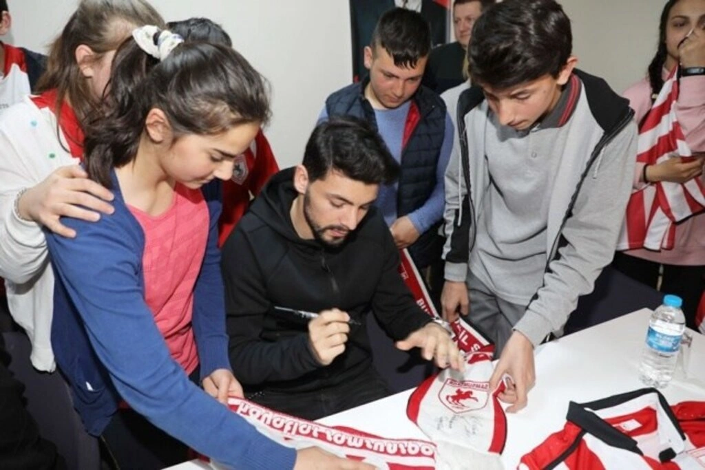 Samsunsporlu futbolcular Gökgöl Şehit Mahir Emen İlkokulu'nda