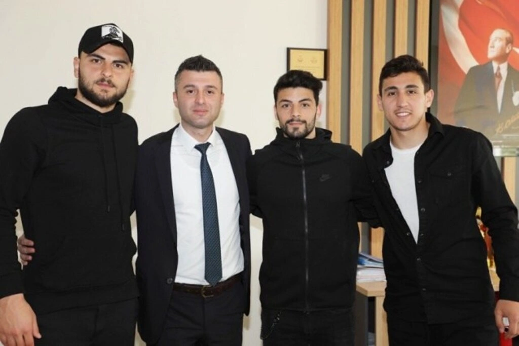 Samsunsporlu futbolcular Gökgöl Şehit Mahir Emen İlkokulu'nda