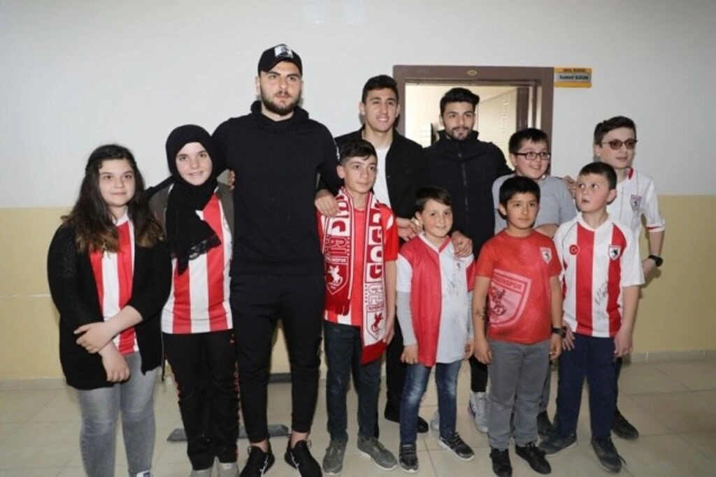 Samsunsporlu futbolcular Gökgöl Şehit Mahir Emen İlkokulu'nda