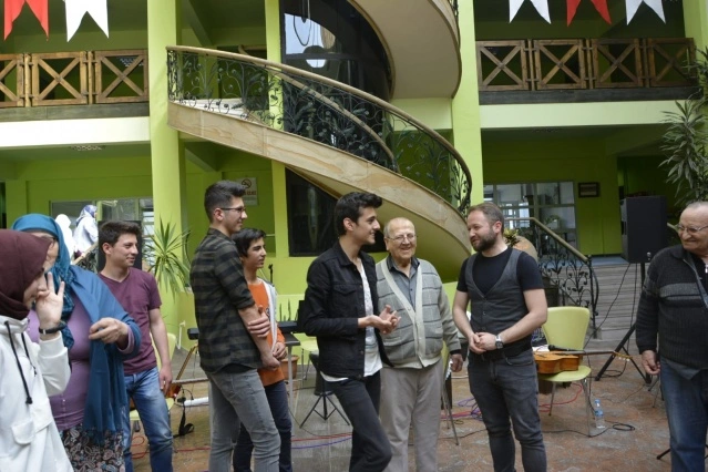 Kavak Rıdvan Çelikel Fen Lisesisi öğrencilerinin huzurevi konseri