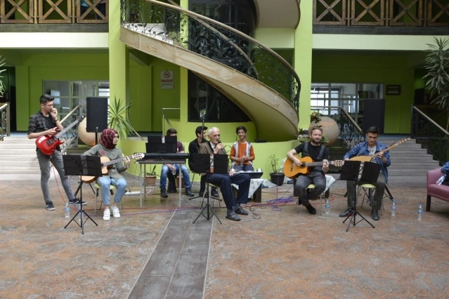 Kavak Rıdvan Çelikel Fen Lisesisi öğrencilerinin huzurevi konseri
