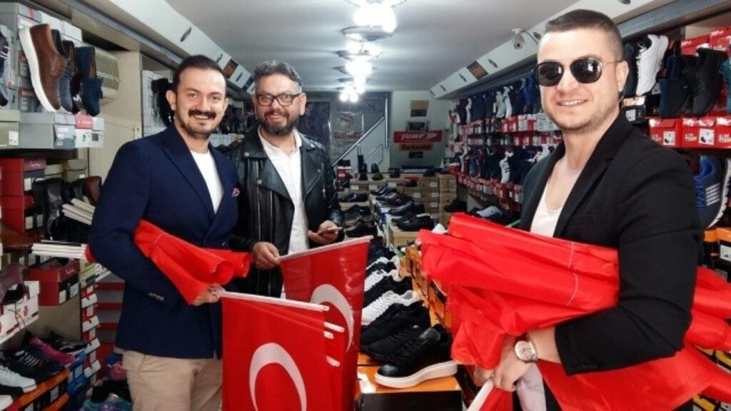 SAMGİAD ve TÜGİK ailesi 1919 adet Türk Bayrağı Dağıttı