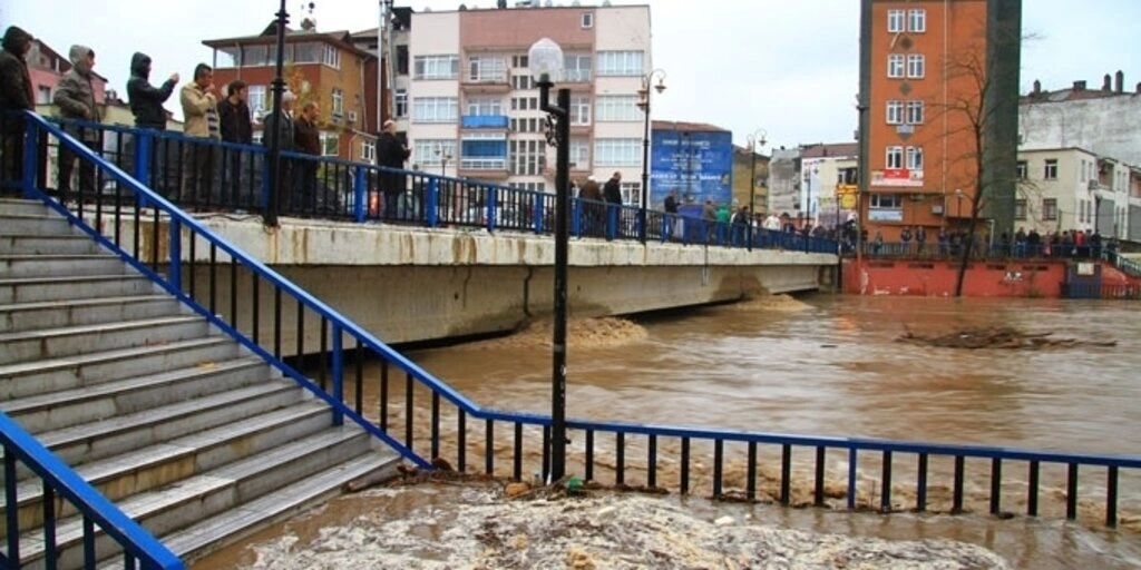 Samsun'da sağanak yağış hayatı olumsuz etkiledi, dereler taştı, su baskınları meydana geldi