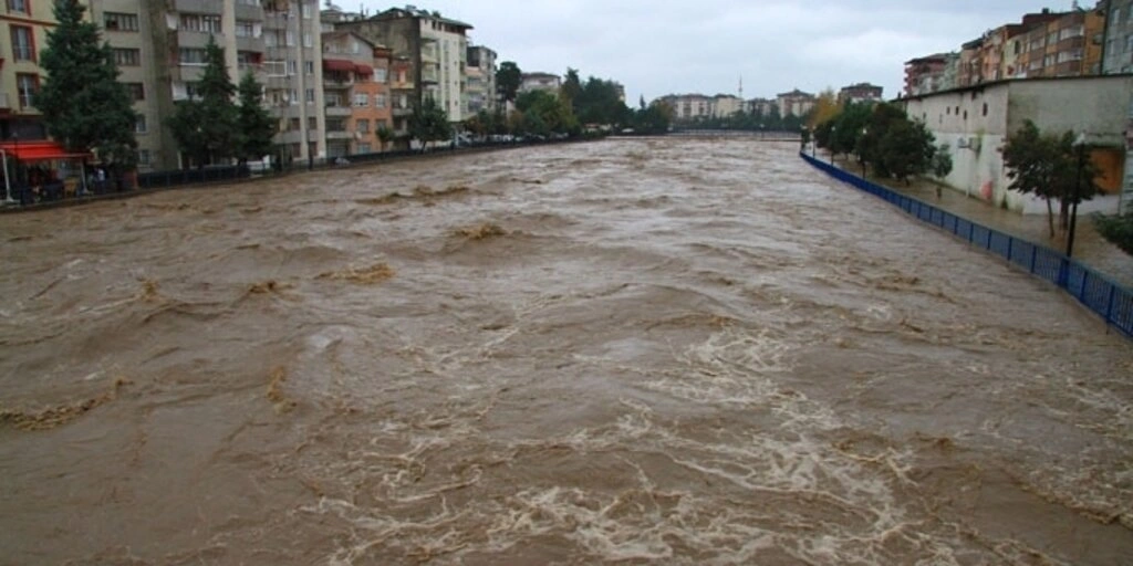 Samsun'da sağanak yağış hayatı olumsuz etkiledi, dereler taştı, su baskınları meydana geldi