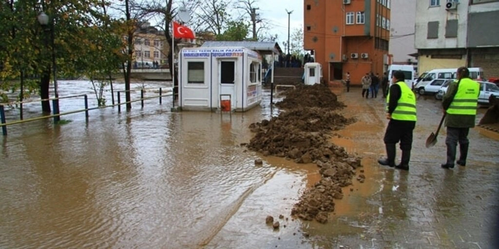 Samsun'da sağanak yağış hayatı olumsuz etkiledi, dereler taştı, su baskınları meydana geldi