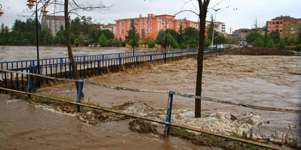 Samsun'da sağanak yağış hayatı olumsuz etkiledi, dereler taştı, su baskınları meydana geldi
