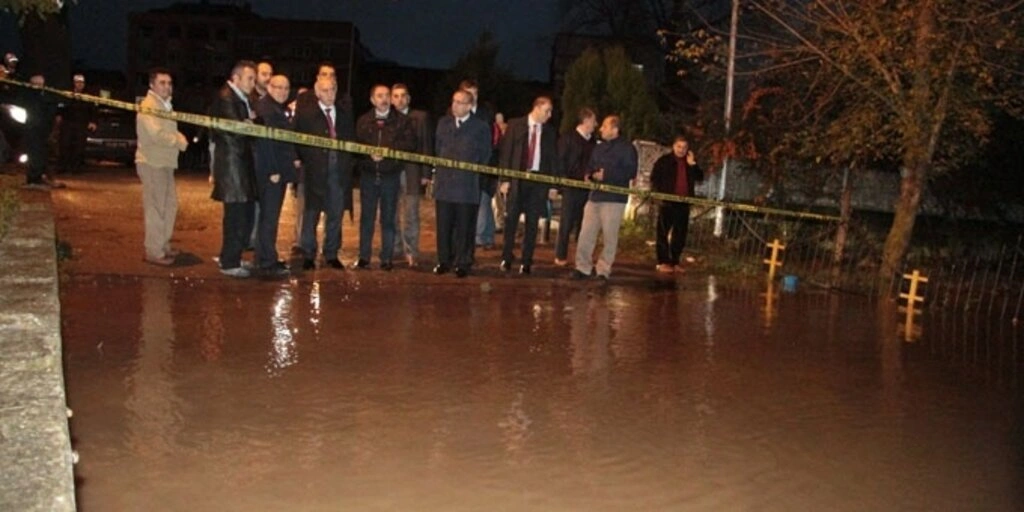 Samsun'da sağanak yağış hayatı olumsuz etkiledi, dereler taştı, su baskınları meydana geldi