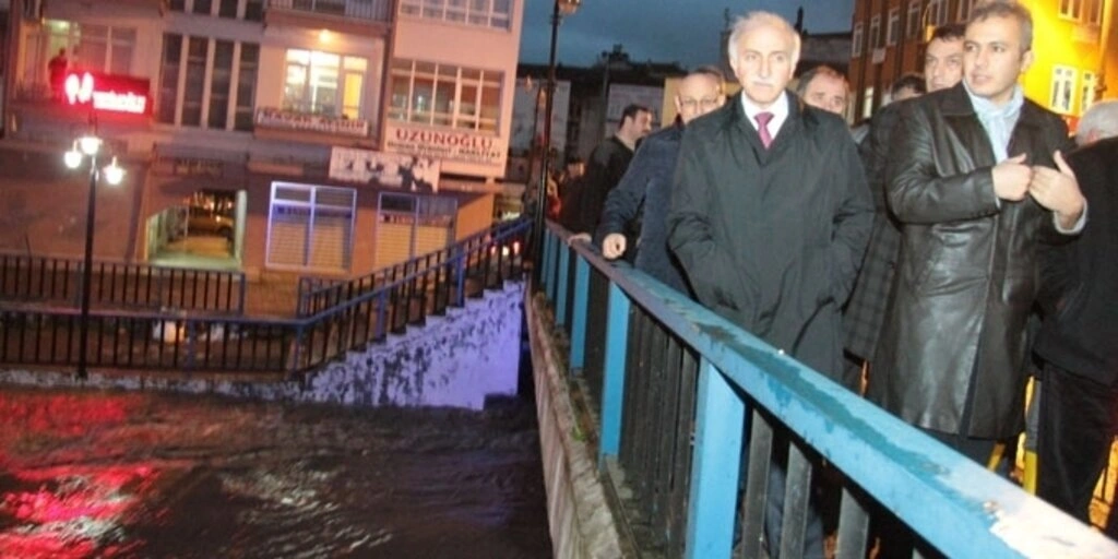 Samsun'da sağanak yağış hayatı olumsuz etkiledi, dereler taştı, su baskınları meydana geldi