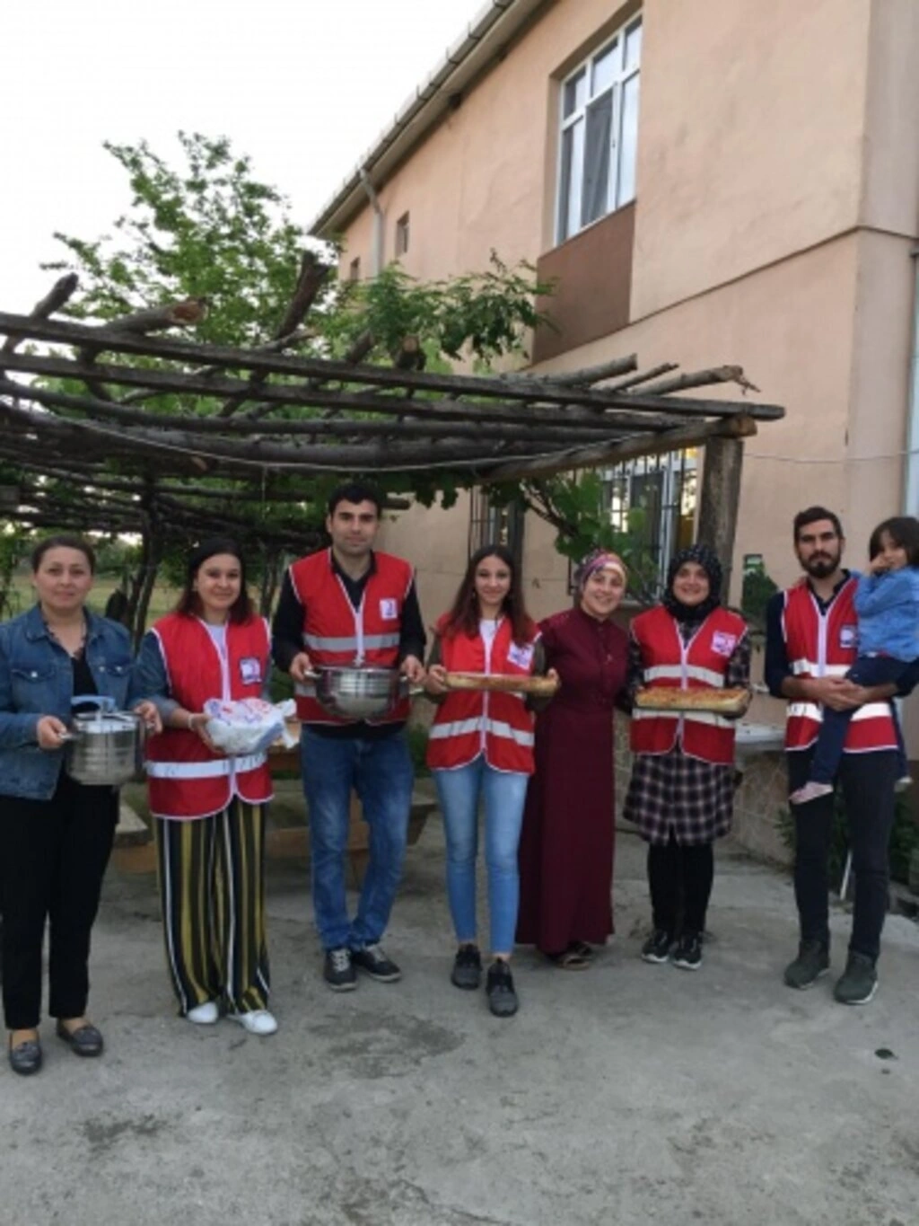Alaçam Genç Kızılay üyeleri Şehit Ailelerinin evlerinde iftar yapıyor