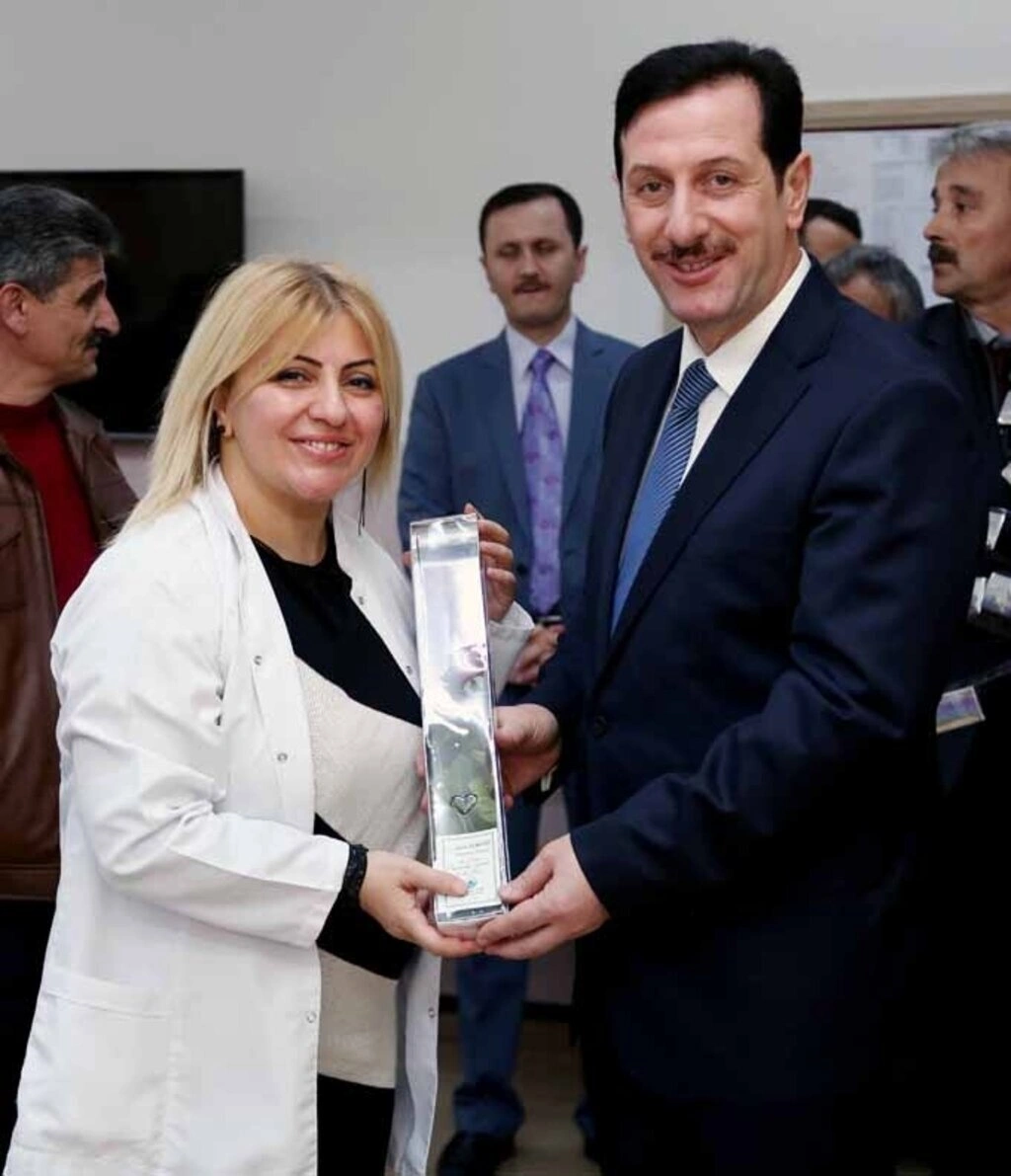 İlkadım Belediye Başkanı Erdoğan TOK, 24 Kasım Öğretmenler Günü nedeniyle öğretmenlere çiçek hediye etti.