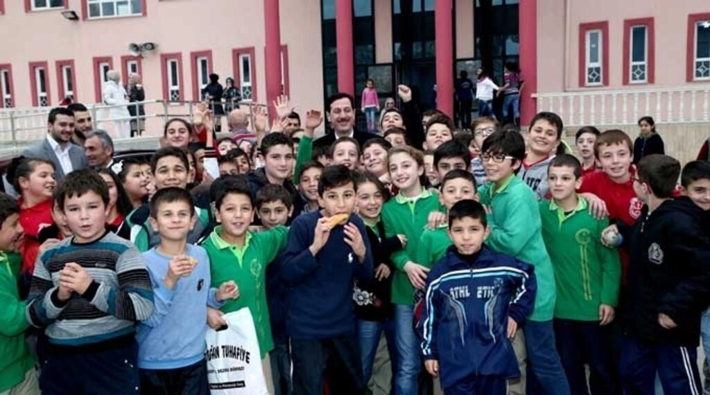 İlkadım Belediye Başkanı Erdoğan TOK, 24 Kasım Öğretmenler Günü nedeniyle öğretmenlere çiçek hediye etti.