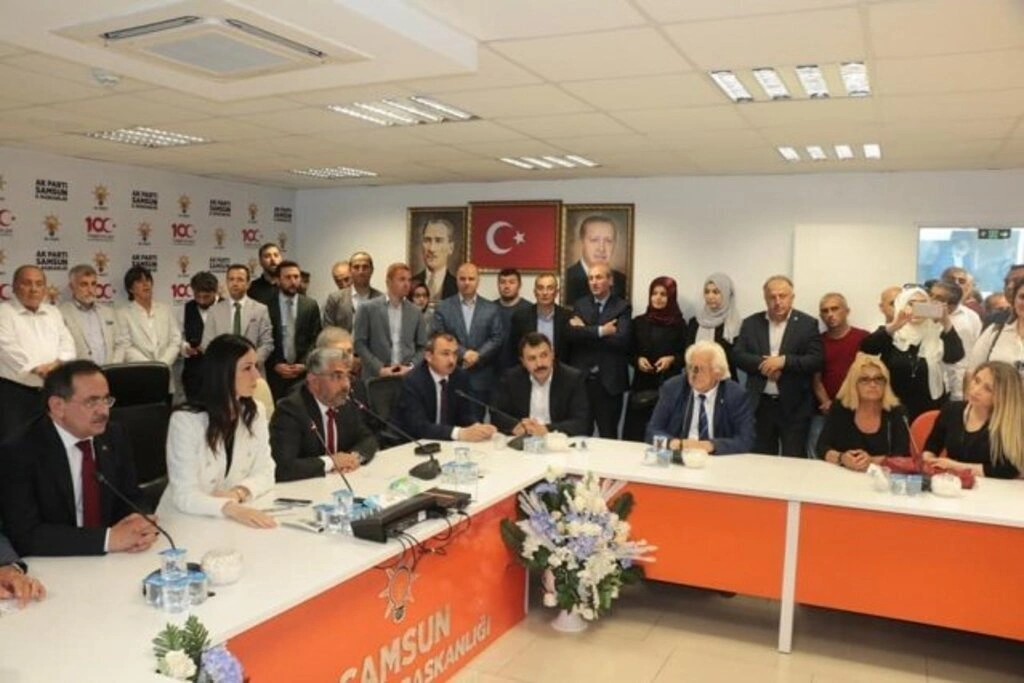 AK PARTİ SAMSUN BAYRAM'DA HERKESLE KUCAKLAŞTI