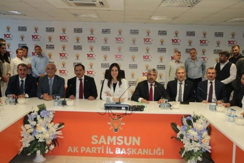 AK PARTİ SAMSUN BAYRAM'DA HERKESLE KUCAKLAŞTI