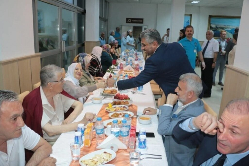 AK PARTİ SAMSUN BAYRAM'DA HERKESLE KUCAKLAŞTI
