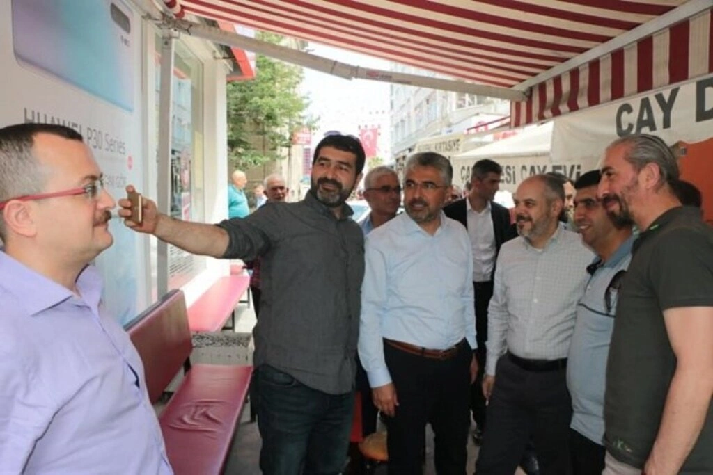 AK PARTİ SAMSUN BAYRAM'DA HERKESLE KUCAKLAŞTI