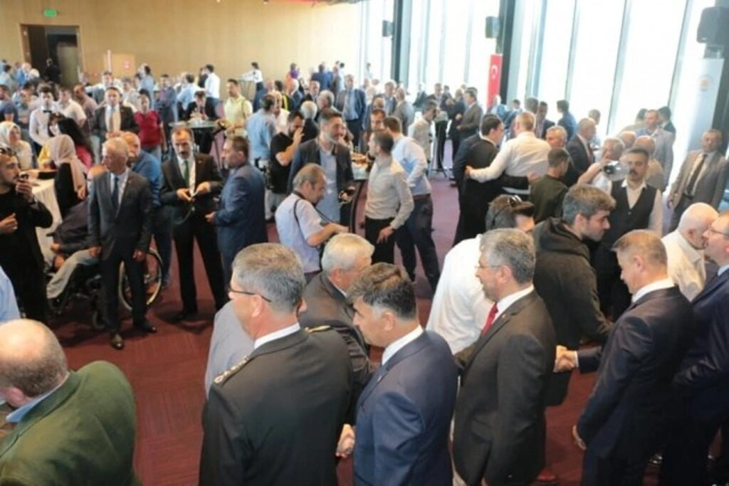 AK PARTİ SAMSUN BAYRAM'DA HERKESLE KUCAKLAŞTI