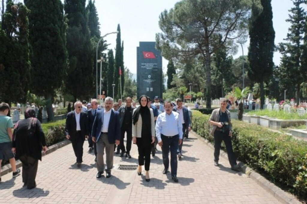 AK PARTİ SAMSUN BAYRAM'DA HERKESLE KUCAKLAŞTI
