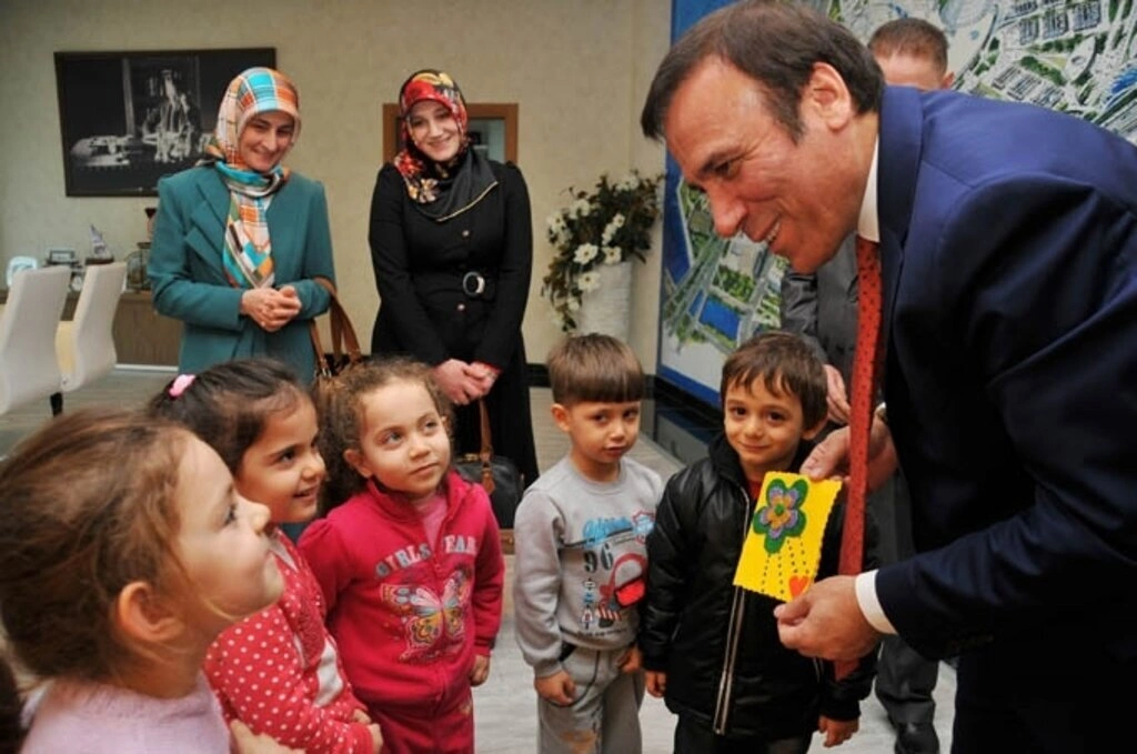 BAŞKAN GENÇ ÖĞRETMENİNİ UNUTMADI