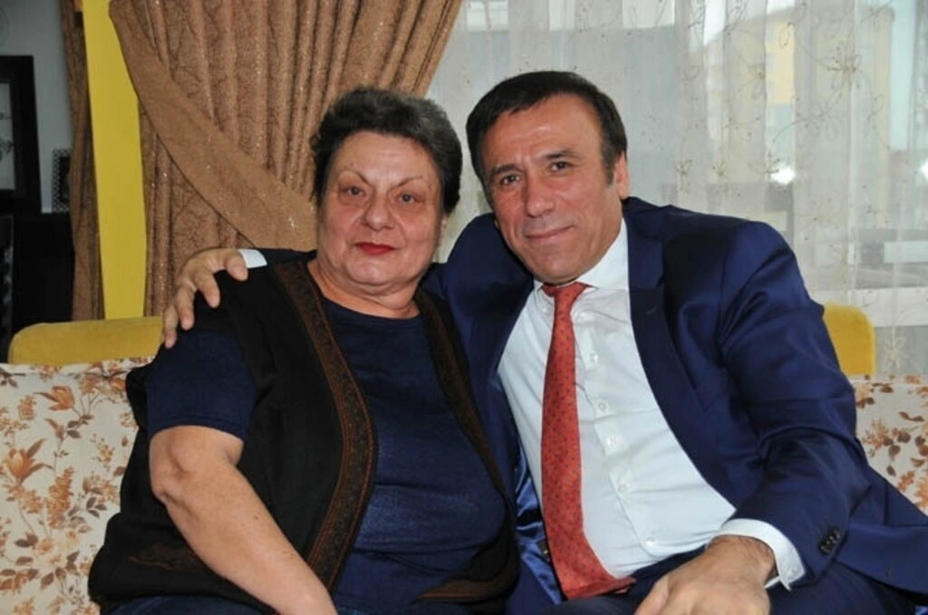 BAŞKAN GENÇ ÖĞRETMENİNİ UNUTMADI