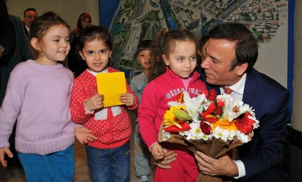 BAŞKAN GENÇ ÖĞRETMENİNİ UNUTMADI