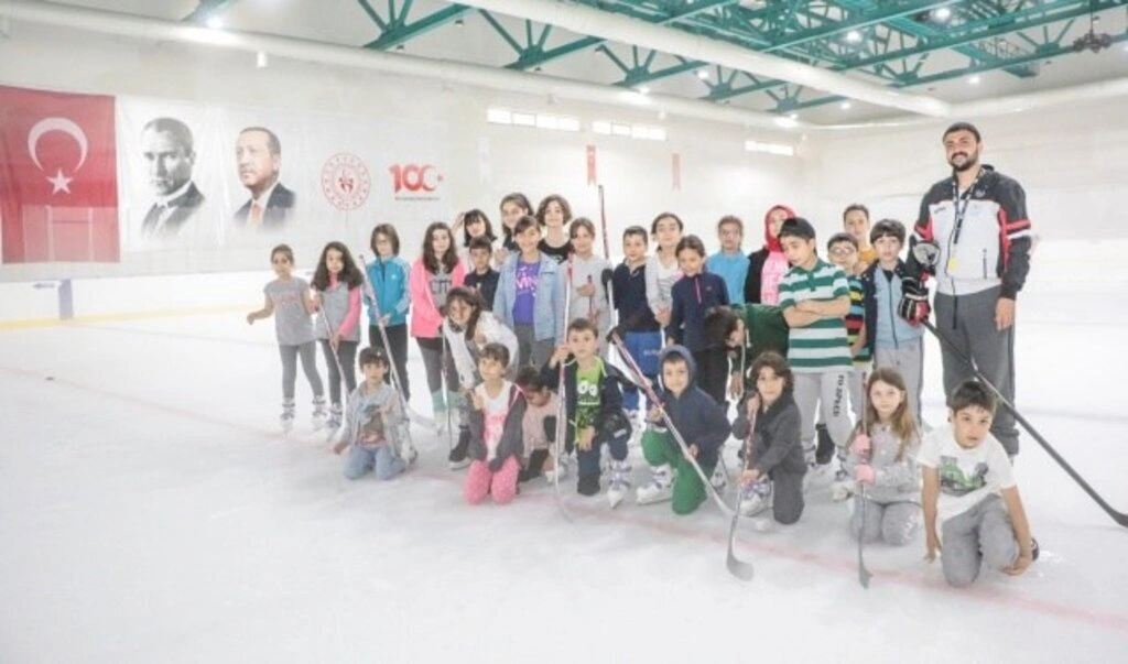 SAMSUN'DA BUZ HOKEYİ BRANŞININ ALT YAPI TEMELİ ATILDI