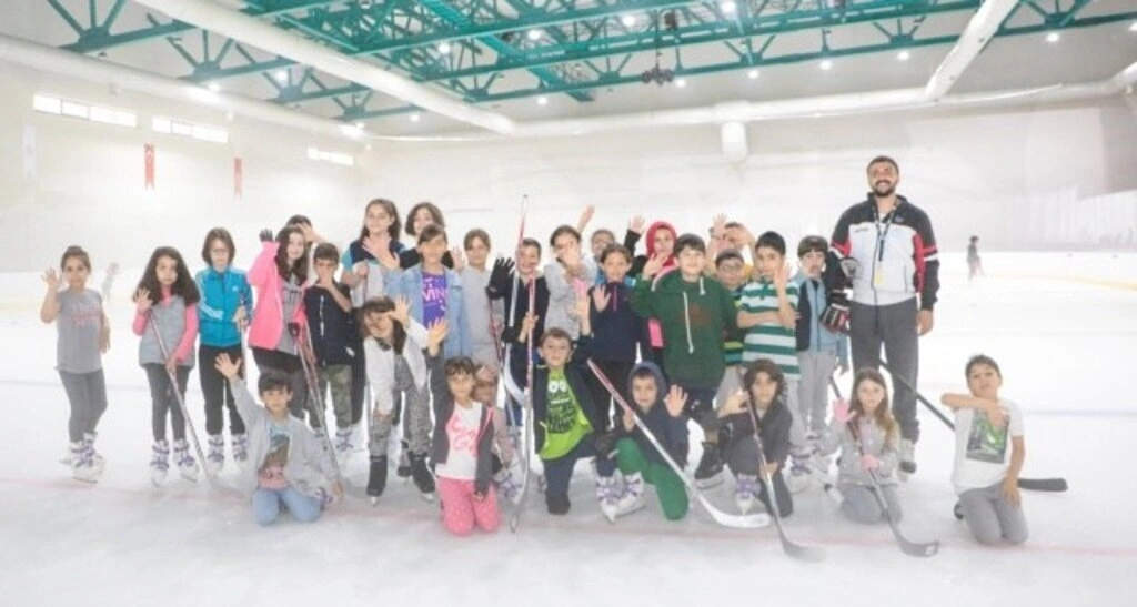 SAMSUN'DA BUZ HOKEYİ BRANŞININ ALT YAPI TEMELİ ATILDI