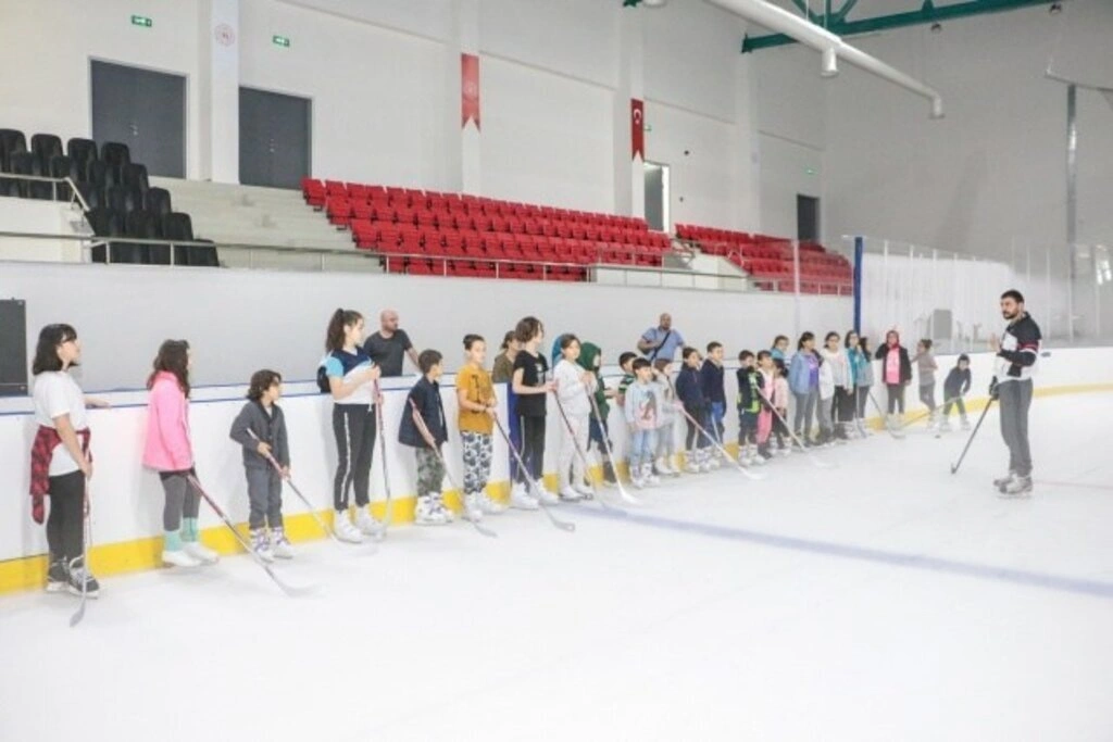 SAMSUN'DA BUZ HOKEYİ BRANŞININ ALT YAPI TEMELİ ATILDI