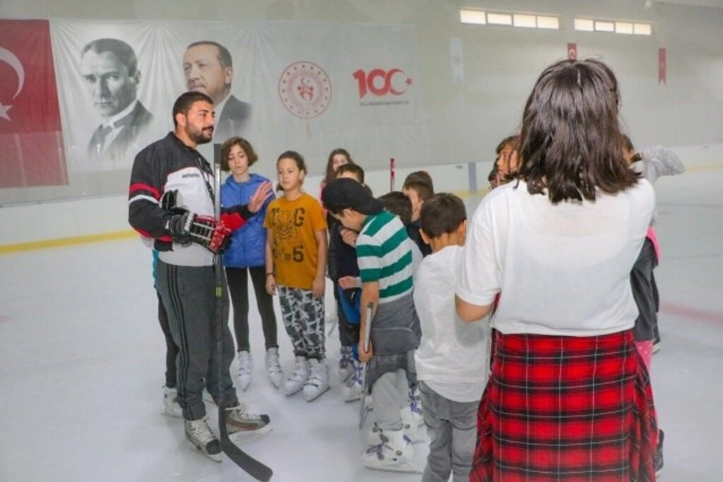 SAMSUN'DA BUZ HOKEYİ BRANŞININ ALT YAPI TEMELİ ATILDI