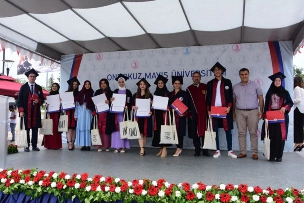 Samsun'da Dereceye Giren Öğrenciler Taçlandırıldı