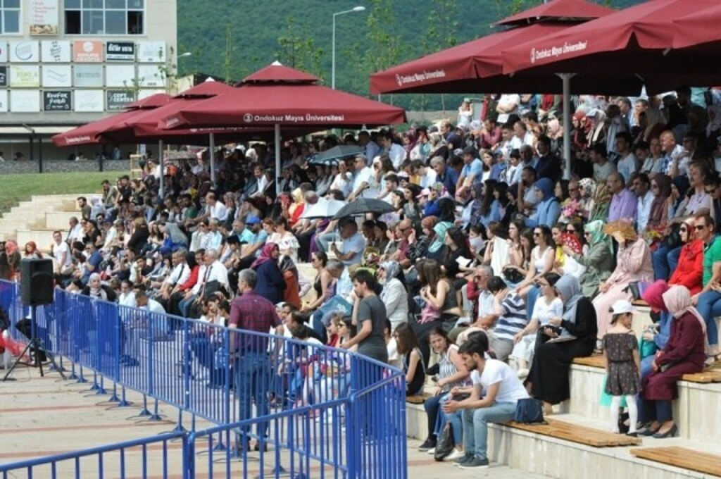 Samsun'da Dereceye Giren Öğrenciler Taçlandırıldı