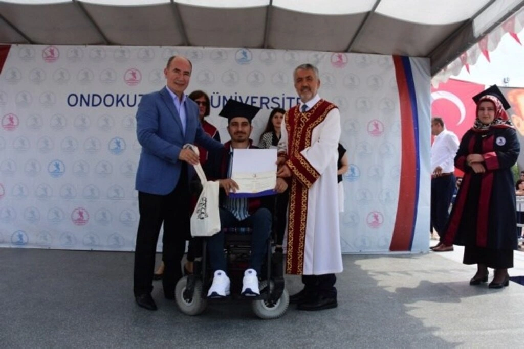Samsun'da Dereceye Giren Öğrenciler Taçlandırıldı