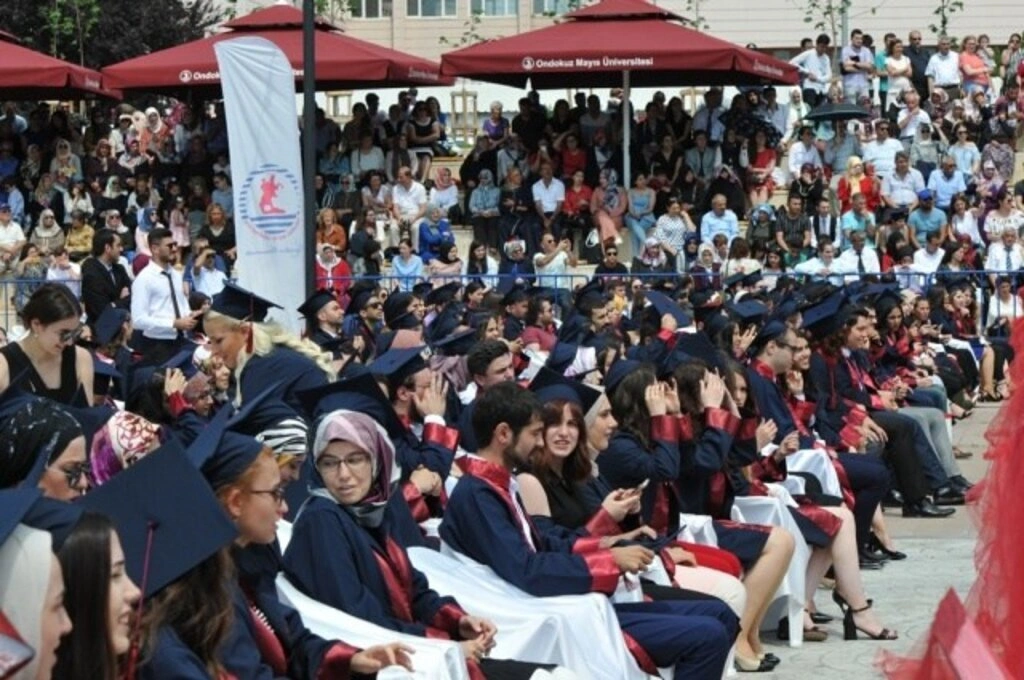Samsun'da Dereceye Giren Öğrenciler Taçlandırıldı