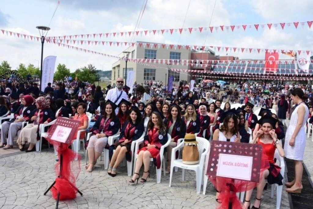 Samsun Eğitim Fakültesinde Mezuniyet Sevinci