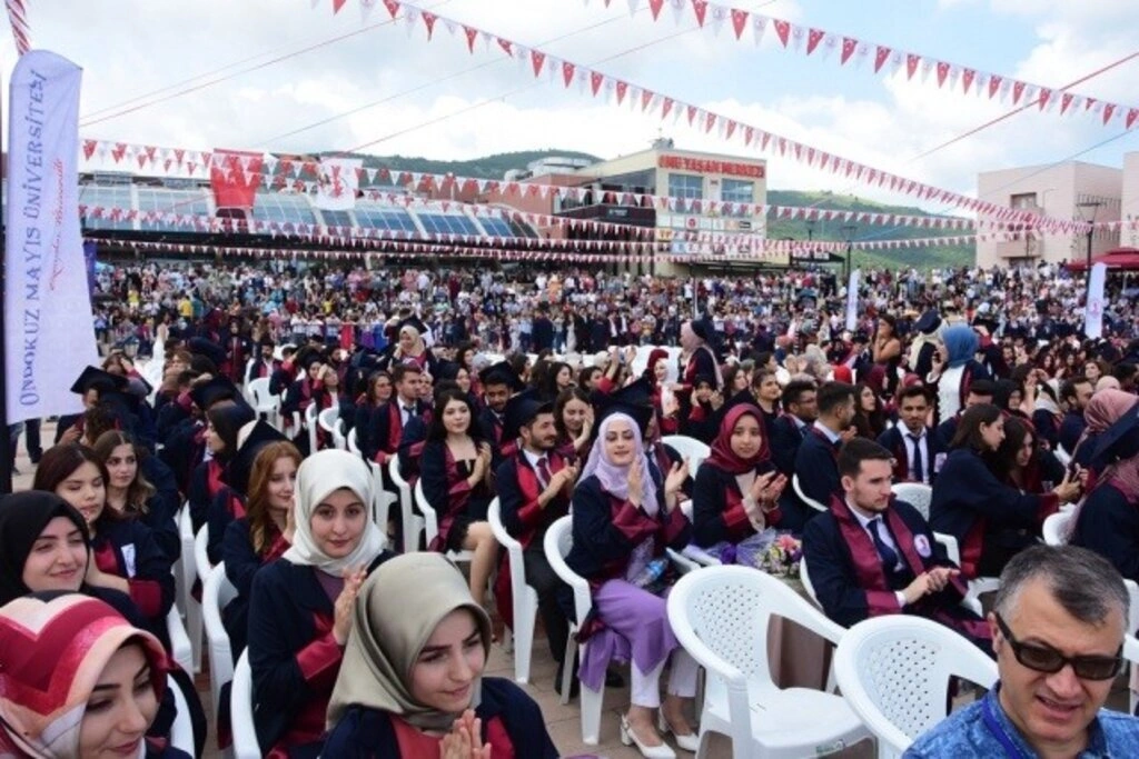 Samsun Eğitim Fakültesinde Mezuniyet Sevinci