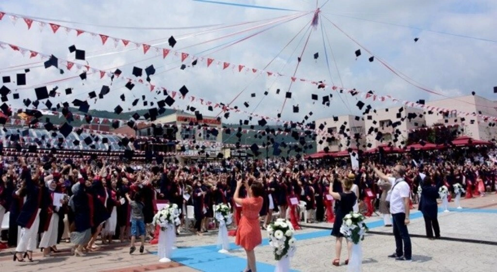 Samsun Eğitim Fakültesinde Mezuniyet Sevinci