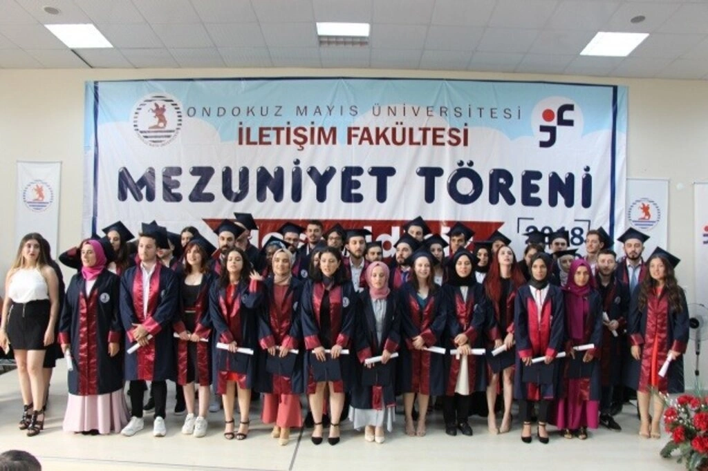 İletişim Fakültesi'nde Mezuniyet Sevinci