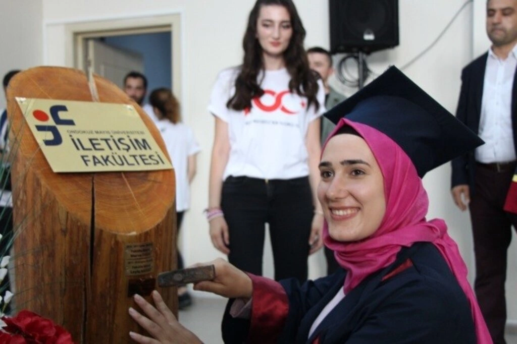 İletişim Fakültesi'nde Mezuniyet Sevinci