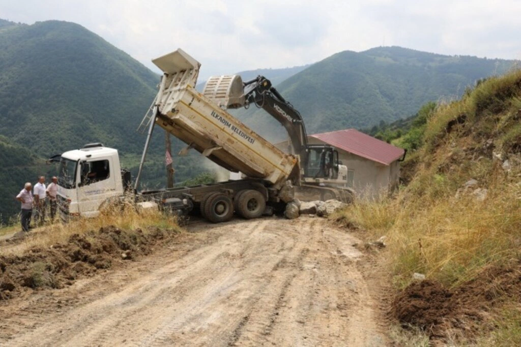 Sağanak yağış İlkadım'da heyelana neden oldu