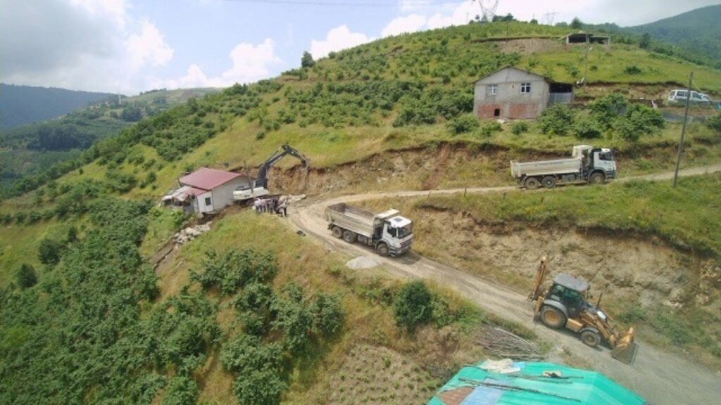Sağanak yağış İlkadım'da heyelana neden oldu