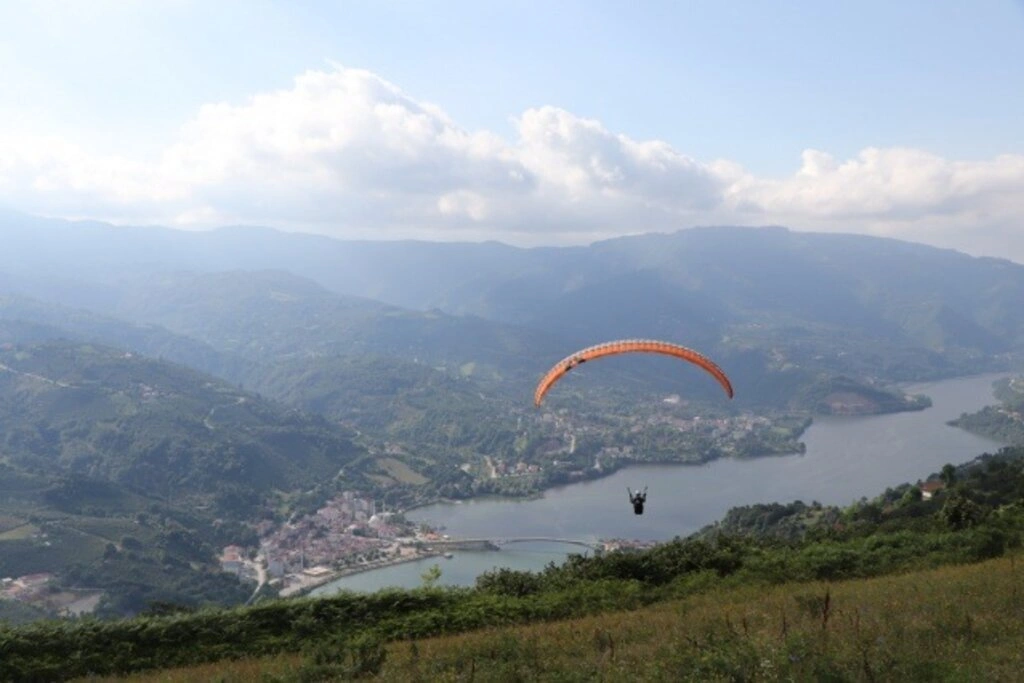 Ayvacık'ta Yamaç Paraşütü Gösterisi