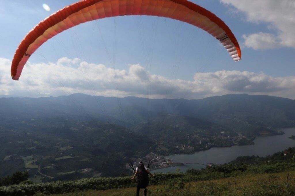 Ayvacık'ta Yamaç Paraşütü Gösterisi