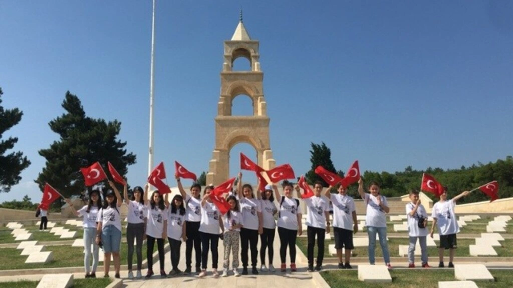 Öğretmen Deniz Gömeç yönetiminde okul külüpleri çalışmalarına örnek proje