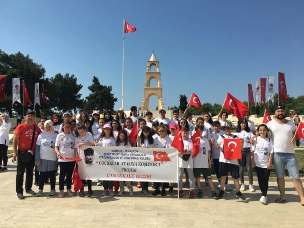 Öğretmen Deniz Gömeç yönetiminde okul külüpleri çalışmalarına örnek proje