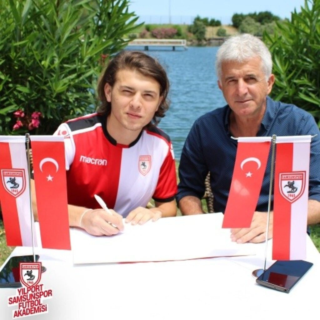 Emirhan Koca profesyonel oldu!